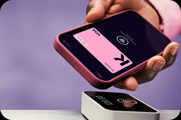 tarjeta de klarna con un telefono mostrando como se usa para pagar una sola vez