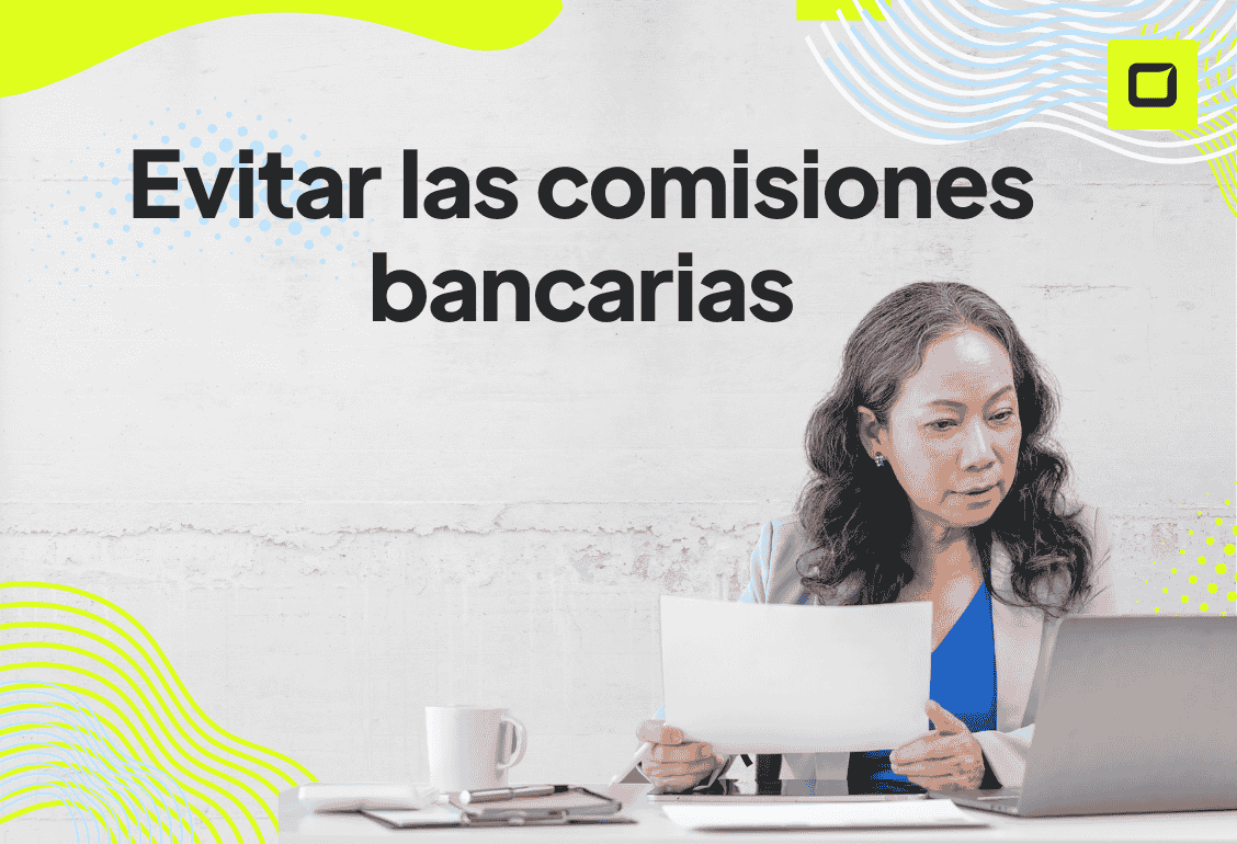 chica escribiendo una carta para reclamar las comisiones abusivas que le cobro el banco