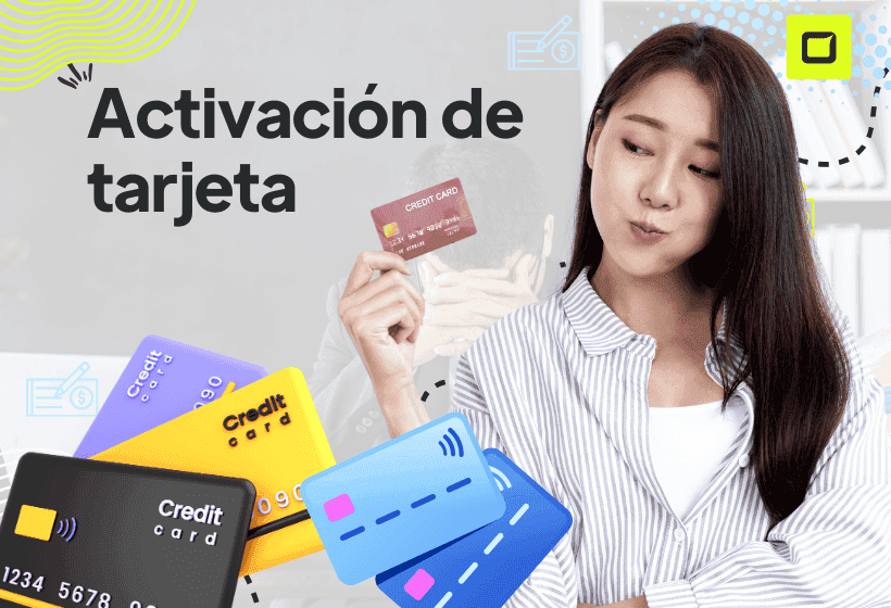 Mujer feliz porque pudo hacer la activación de su tarjeta de credito