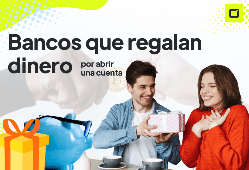 dos chicos recibiendo los regalos del banco por abrir una cuenta bancaria