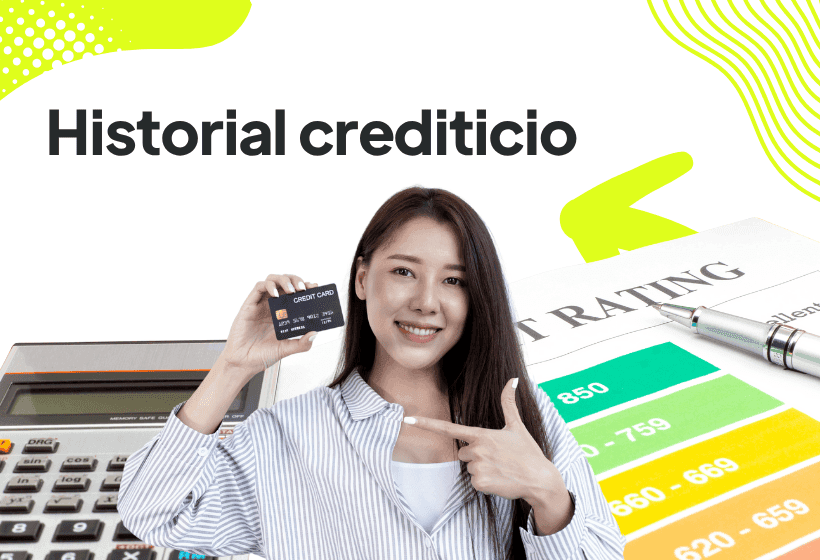 chica mostrando su buen historial credicticio