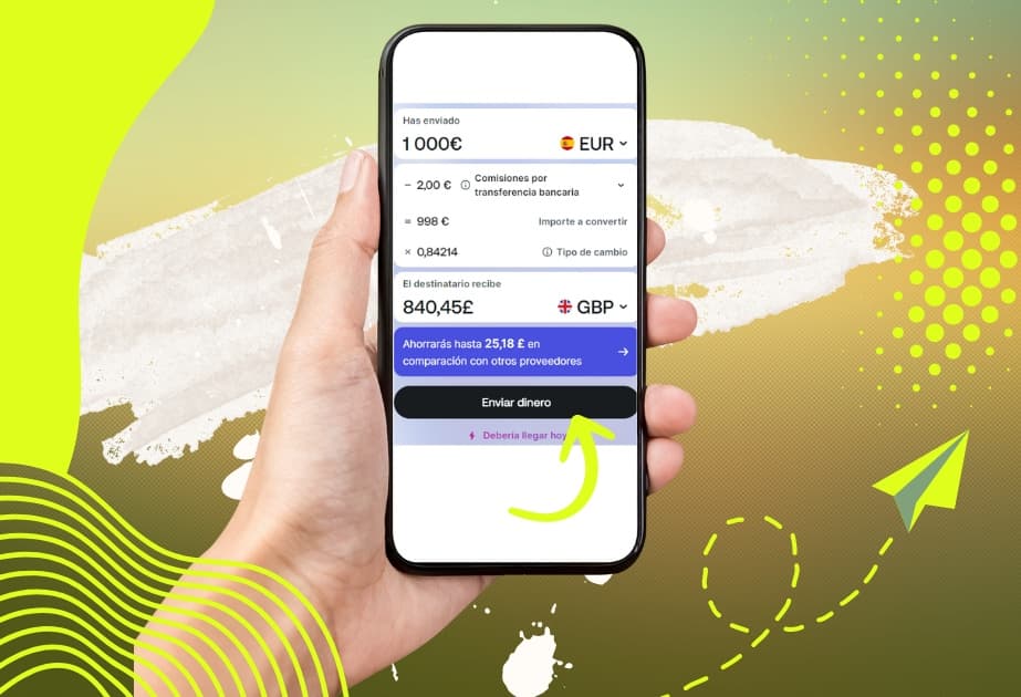 mano sosteniendo movil a punto de hacer una transferencia internacional