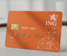 tarjeta de debito ing color naranja con chip y logo del banco ing