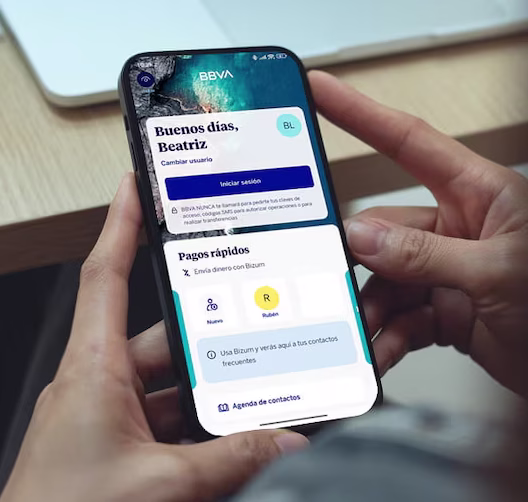 Telefono movil con la APP de BBVA mostrando como hacer Bizum