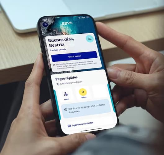 Telefono movil con la APP de BBVA mostrando como hacer Bizum